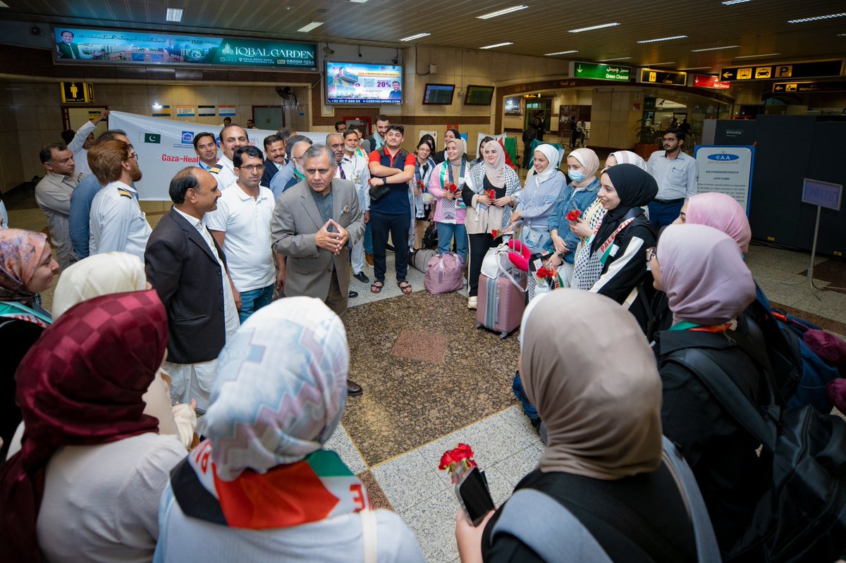 MIshaqDar50's tweet image. Alhamdolillah 

First batch of Palestinian students arrive at Lahore. 

From tomorrow onwards more students to reach Islamabad. 

Total 190 students will be arriving Pakistan for medical education!