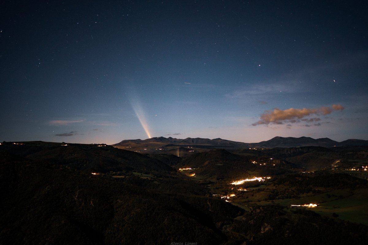 D'autres clichés de la comète #Tsuchinshan_ATLAS hier soir avec son évolution jusqu'à son passage derrière le Massif du Sancy.
On ne s'attendait pas à un tel spectacle.. 
#Auvergne #comète 
On note un petit lenticulaire sur le cliché N⁰1, la surprise du chef !😁