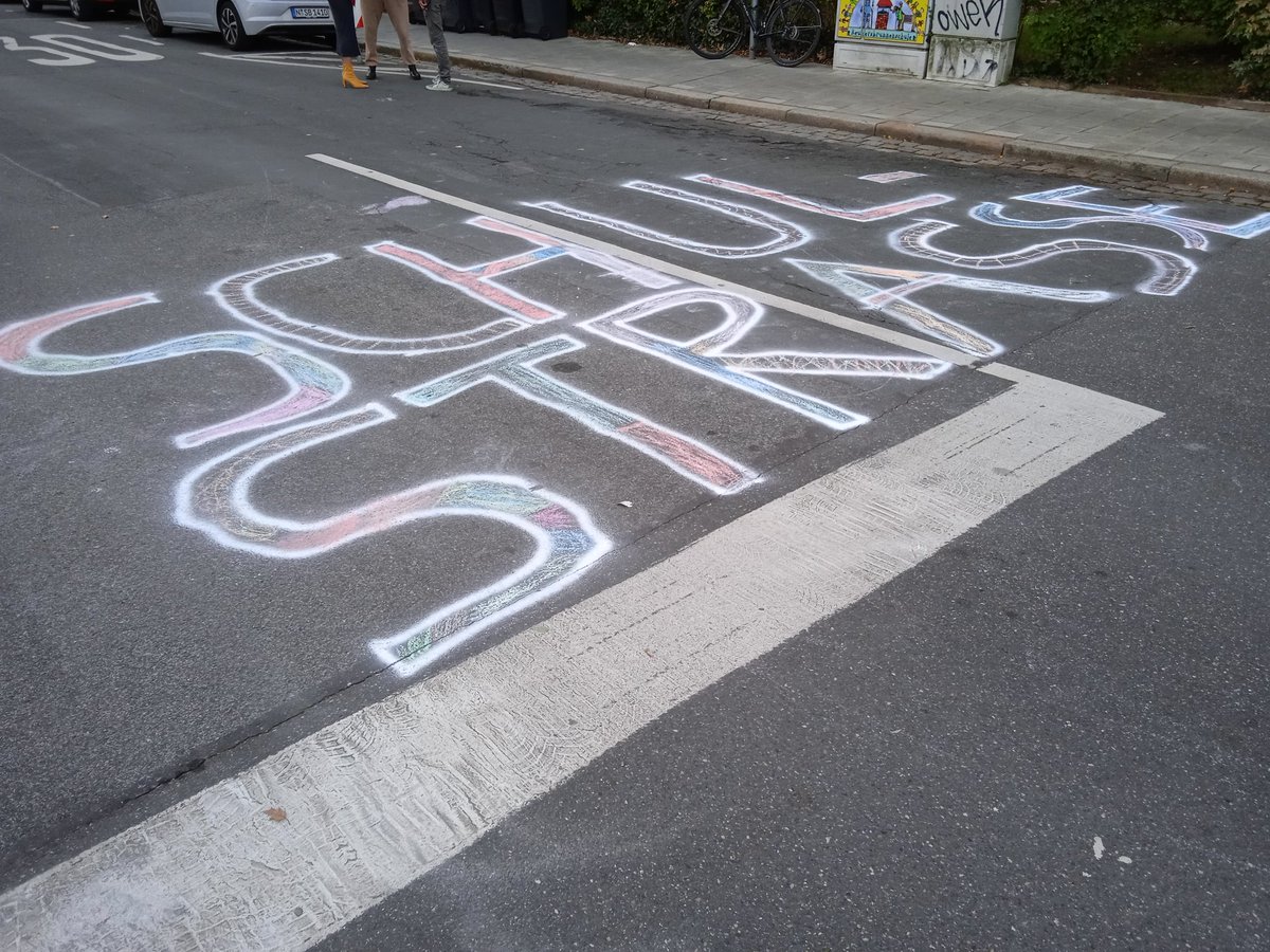 Heute war die 1. Schulstraßendemo an der Reuthersbrunnenschule in #Nürnberg. Diese Woche wird jeden Morgen von 7:30 -8:15 demonstriert. 

Schulstraßen sind verkehrsberuhigte Räume vor Schulen und Kitas, in denen mindestens morgens und nachmittags keine Autos durchfahren dürfen.
