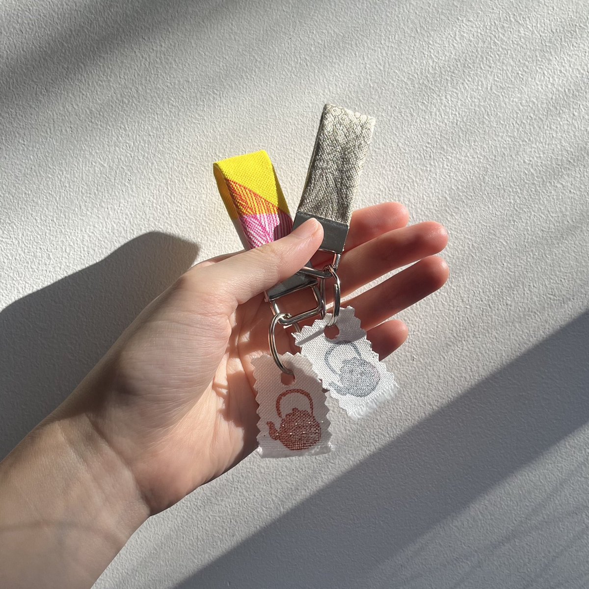lightcube2001's tweet photo. ワークショップのお知らせ

「縫わずに簡単！オリジナルチャサンポーキーホルダー」

お好きな生地をお選びいただき、簡単作業でキーホルダーが作れます✨
必要な道具は全て用意してありますので、手ぶらでご参加ください🍁

11月16日(土)
11月17日(日)
11:00-18:00(最終受付17:30) https://t.co/WRLlSUX4hK