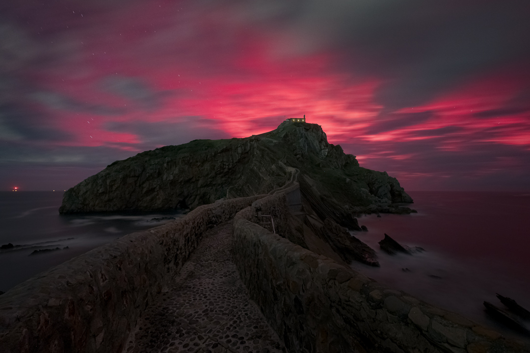 La aurora boreal se escondió detrás de las nubes y Gaztelugatxe se convirtió un poco en un episodio de Stranger Things. 😍