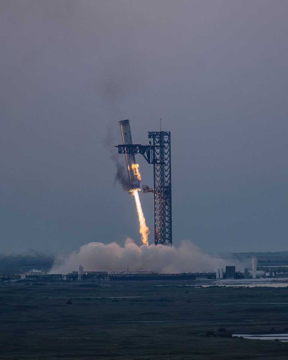 우주에서 떡볶이 하나가 떨어지는데 그게 우리집 앞마당에서 떡볶이를 먹고 있던 나의 젓가락 사이로 와서 그냥 잡았다고??
