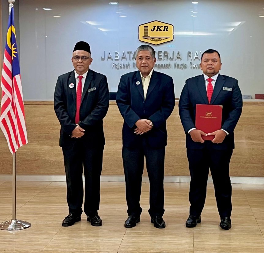14 Okt. 2024 | Memimpin Bacaan Doa’ bagi watikah pelantikan Pengarah JKR Kesedar yg baru, YBrs. Ir. Rizalman Darus.

Tahniah &amp; syabas

#jasakepadaRakyat 

💐Syukur
Alhamdulillah