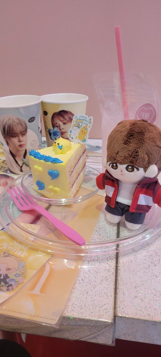 hi9to11mi's tweet photo. 可愛い~💕ケーキ🍰🐥ボッチでサクッと行ってきました‼️特典たくさん素敵『JIMIN』🤗今日も幸せいただきました😆🍀ありがとうございます🐥🙇♀️
@myloverjimin 様
@yolumlovesyou
#Be_My_MUSE #SWEETSERENADE
#지민 #JIMIN #HappyJiminDay https://t.co/DtPqLIACB1