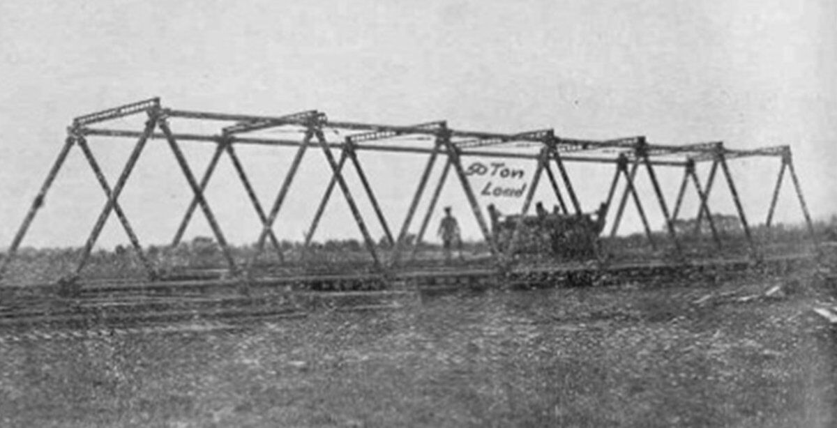 thinkdefence's tweet image. This is an Inglis Mk II (Strengthened Type), one of the earliest 'equipment bridges' with a heritage back to WWI. Designed by Charles Edward Inglis, it would still be used in WWII, although much less than Bailey and other types

#Bridge #CombatEngineering #Inglis