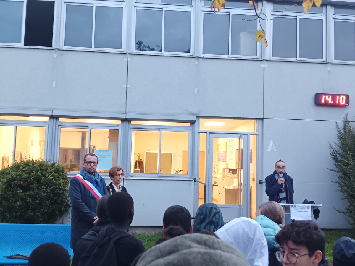 A l'invitation du principal et de la communauté éducative des Iris, nous honorons la mémoire des professeurs Dominique Bernard et Samuel Paty, assassinés par des terroristes islamistes. Contre l'obscurantisme, nous défendrons toujours et sans faiblir les valeurs de la République.