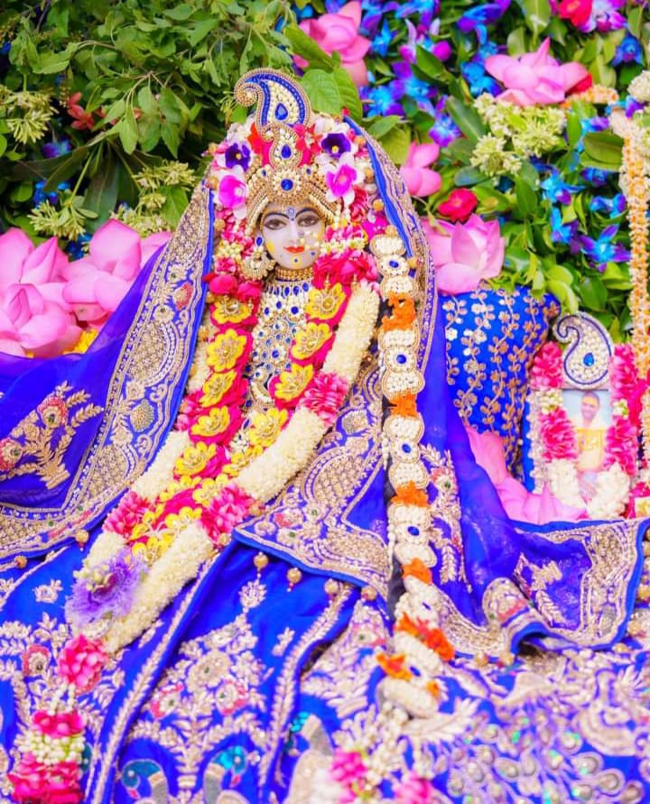 🔸बरसाना की सच्ची घटना🔸

🔹अवश्य पढ़ें🔹

रमा नाम की एक स्त्री थी जो किसी गांव में रहती थी..

5-6 बरस उसकी शादी को हो गए थे लेकिन अभी तक कोई संतान नहीं थी। 

एक बार श्री राधा अष्टमी का उत्सव आया.. गांव की औरतें बरसाना जा रही थी.. 

औरतों ने कहा तुम भी बरसाना चलो.. राधा रानी बड़ी