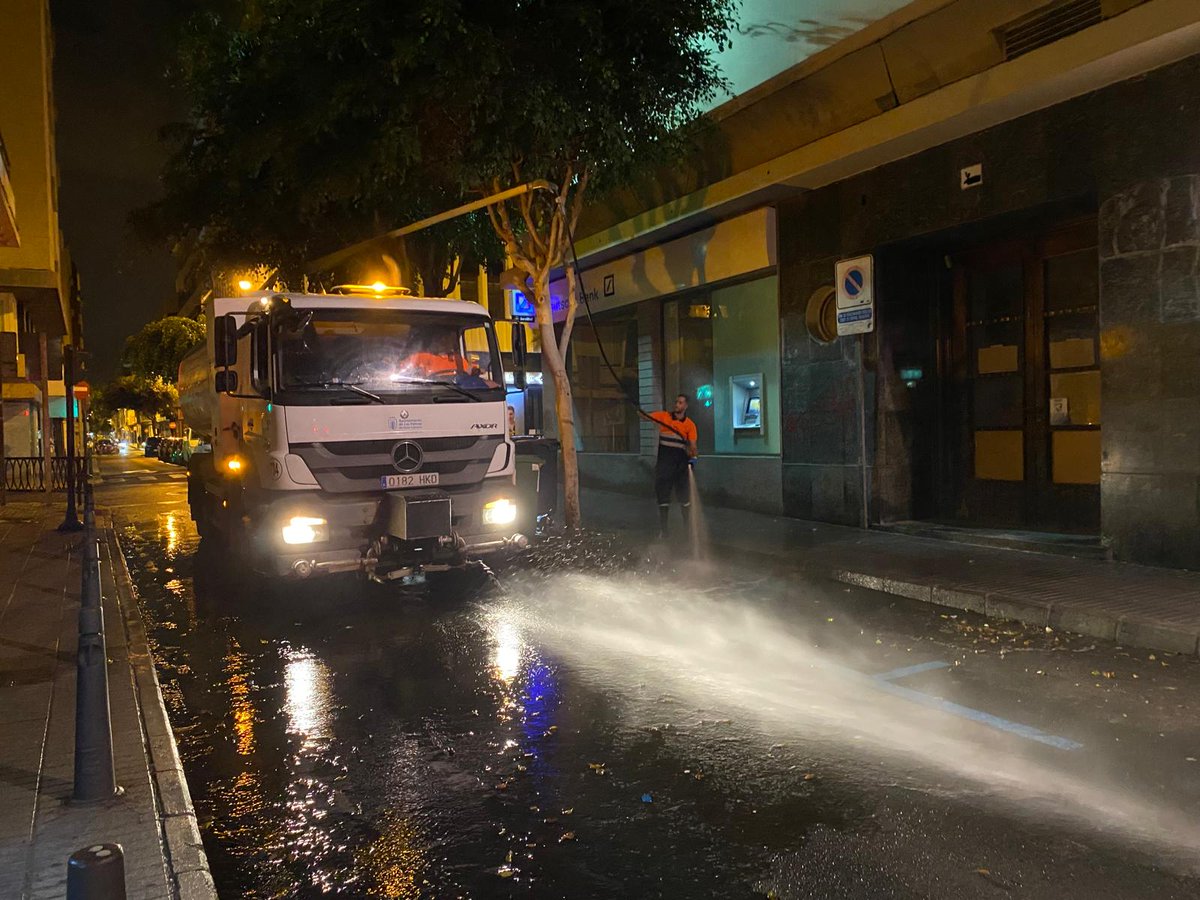 HectorJAleman's tweet image. Empezamos la semana con actuaciones ordinarias de baldeo en la zona Puerto-Santa Catalina en @DistritoPuerto 👌🏻💪🏻