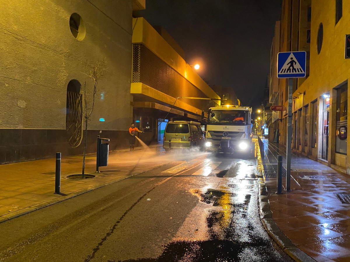 HectorJAleman's tweet image. Empezamos la semana con actuaciones ordinarias de baldeo en la zona Puerto-Santa Catalina en @DistritoPuerto 👌🏻💪🏻