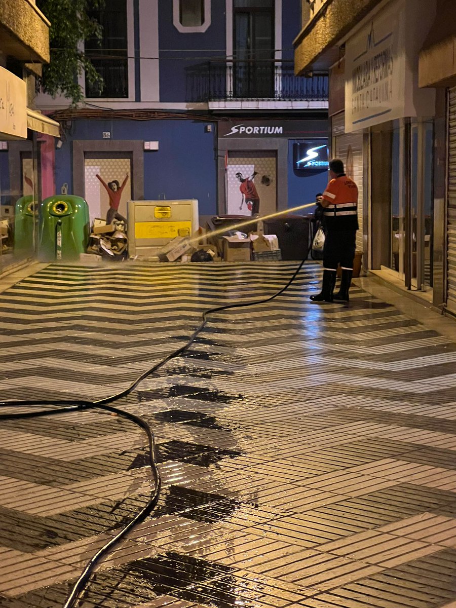 HectorJAleman's tweet image. Empezamos la semana con actuaciones ordinarias de baldeo en la zona Puerto-Santa Catalina en @DistritoPuerto 👌🏻💪🏻