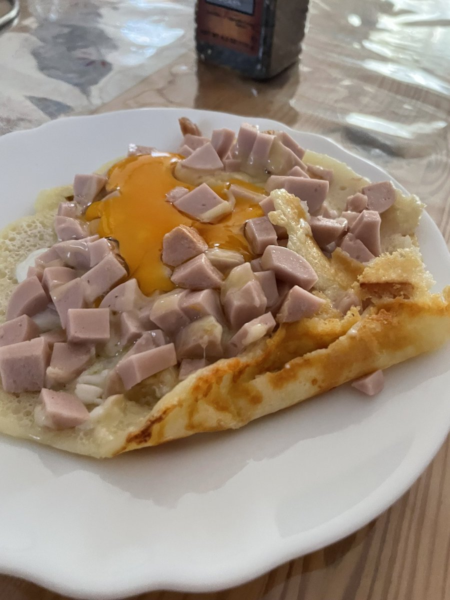 試しにガレット作ってみようとしたんだけどメッチャむずい…!生地が厚いから折り畳めないし卵も熱通らない! 