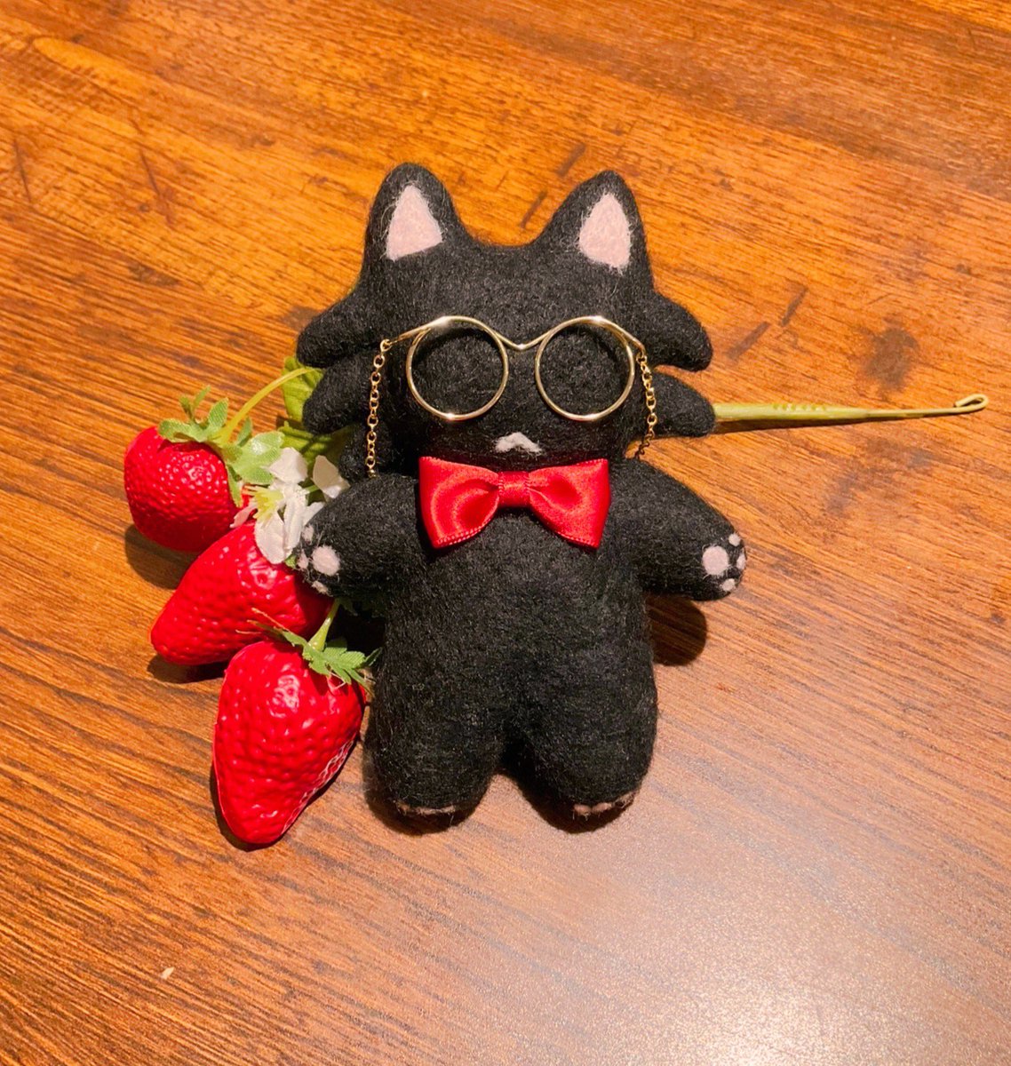 ちなみにこれは母が羊毛で作ってくれたねこさめです　足の裏にもちゃんと肉球があります　かわいい🐈‍⬛💕