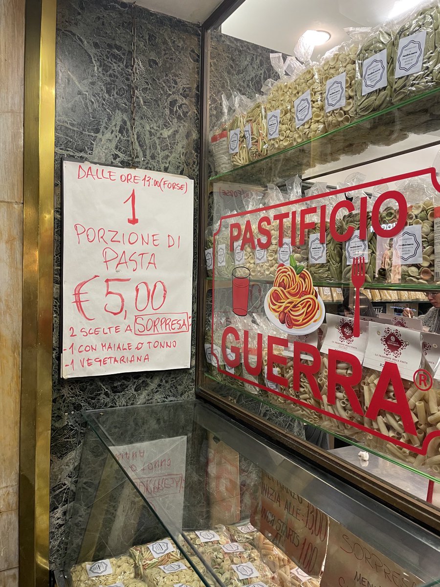 Seit mindestens 2010 der gleiche Preis für einen Teller Pasta mitten und Gratiswasser in der Touristenhölle bei der Piazza di Spagna in Rom...