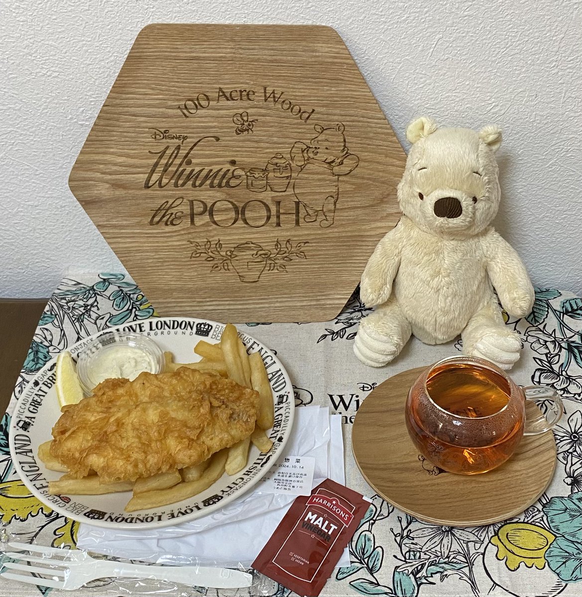 Poohandtea's tweet photo. 阪急うめだ本店の英国フェアに行ってきました🇬🇧
以前、プーさんフェアで購入したROYAL DELIGHTとテイクアウトしたshipdeckのフィッシュ&チップス💞
リベイクでサクサク🙌🏻
とっても美味しい~😻
タルタルも美味しいけれど、ビネガーの方が好み👍🏻
#茶好連 #阪急うめだ本店 #英国フェア2024 #shipdeck https://t.co/vdaqGghyN9