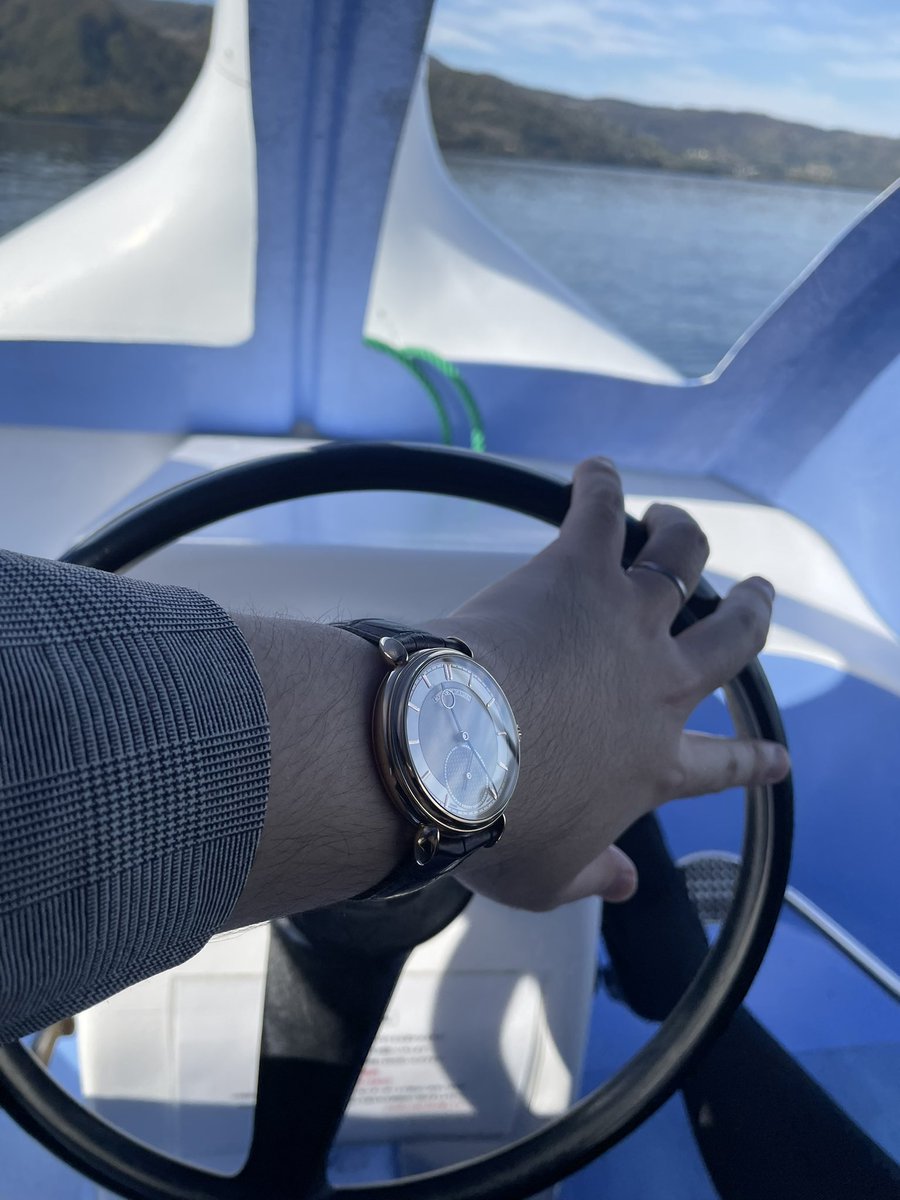 ponsukewatch's tweet photo. いい天気だったので船遊びしました🦢 https://t.co/4sZCMPq7uo