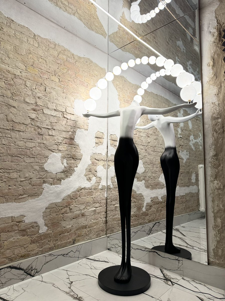 We are addicted to lights, take a look on this piece of art in our long floor all over with mirrors.