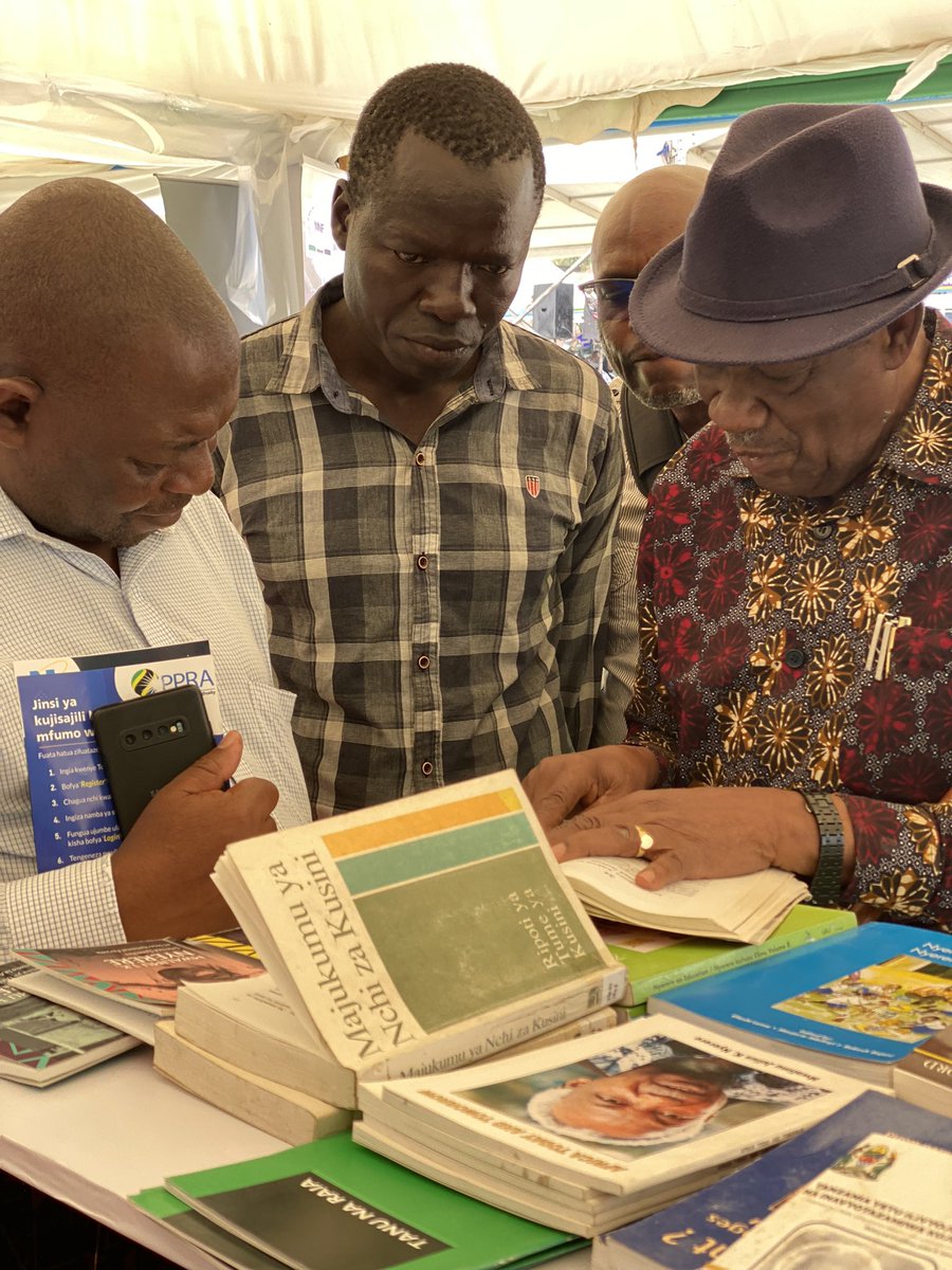 Mzee Joseph Butiku akitoa elimu kwa wananchi mbalimbali juu ya mchango wa Baba wa Taifa katika kujenga misingi ya Utaifa, Uzalendo, Maadili na Maandeleo ya Taifa letu katika Maadhimisho ya Miaka 25 ya Mwalimu Nyerere Mkoani Mwanza.