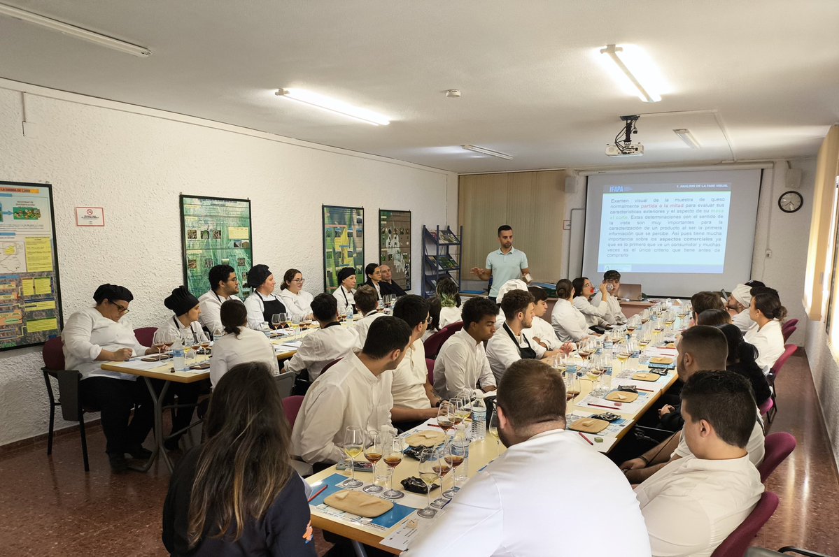 IfapaJunta's tweet photo. El #IFAPA imparte en #Chipiona (Cádiz) una jornada sobre comercialización de productos #lácteos en el marco del proyecto #INVALAC🧀
Se ha explicado el uso del #queso en hostelería, el análisis sensorial de quesos y las sinergias entre productos de #calidad diferenciada de #Cádiz https://t.co/cDRjXg6LFY