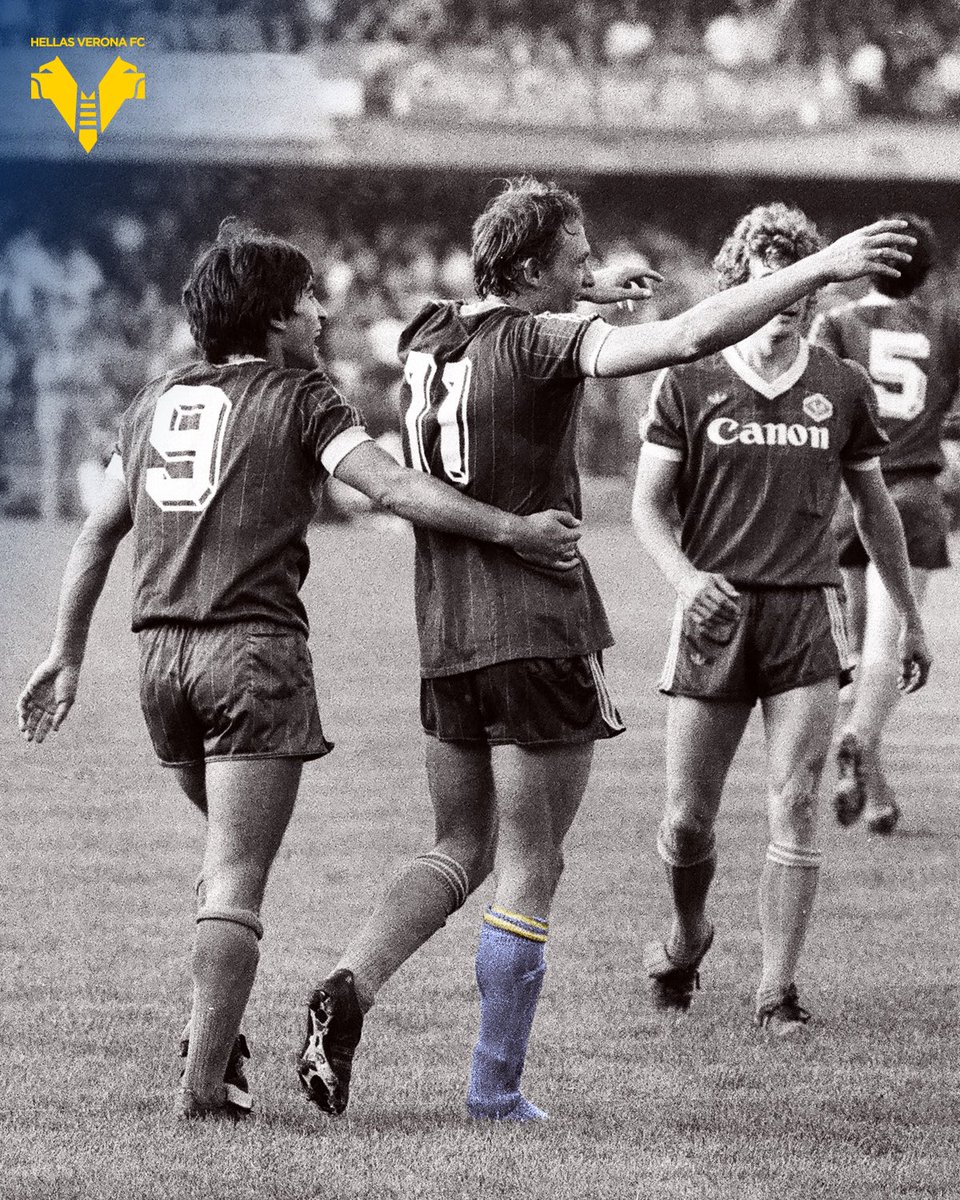 HellasVeronaFC's tweet photo. “Ma ora c’è Elkjaer, che supera Pioli… Elkjaer in area, Elkjaer in area… RETEEEEEEEEE”

Uno dei gol più iconici della storia del calcio, il gol più memorabile della storia del Verona compie oggi quarant’anni.

14 ottobre 1984. Verona-Juventus 2-0. https://t.co/1PmCufyOjQ