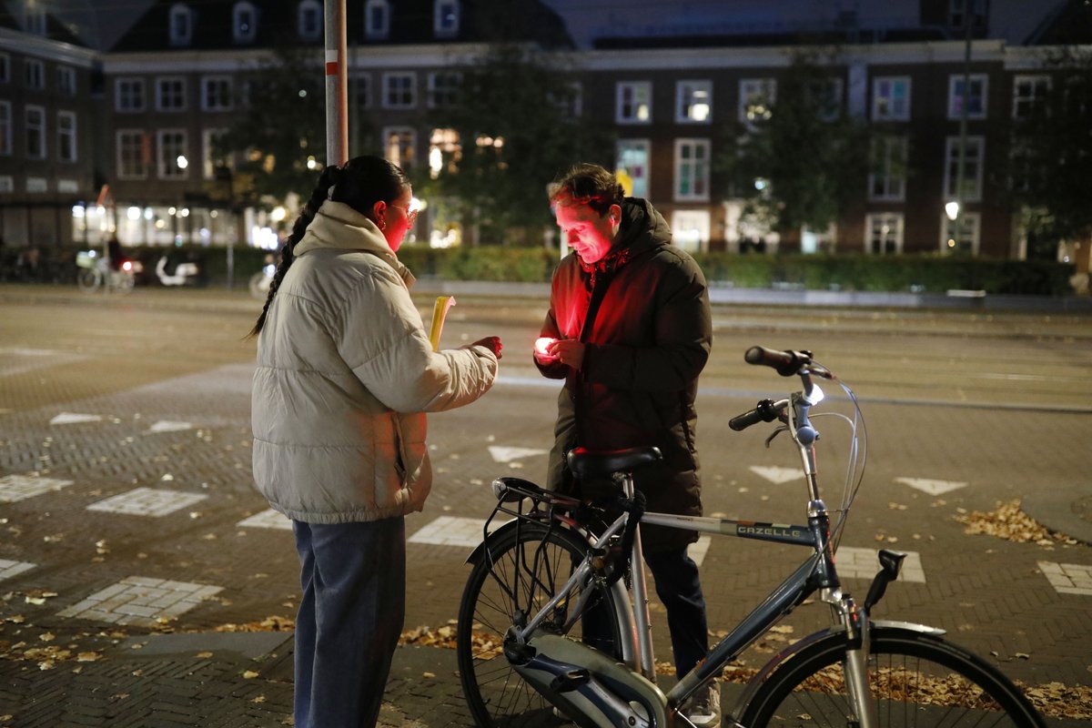 Afgelopen zaterdag was het Museumnacht! Vanuit de gemeente hebben we deze avond extra aandacht besteed aan hoe belangrijk het is om zichtbaar te zijn in het verkeer. Met goede verlichting en reflecterende kleding ben je beter zichtbaar. Doe mee en zorg dat je gezien wordt!