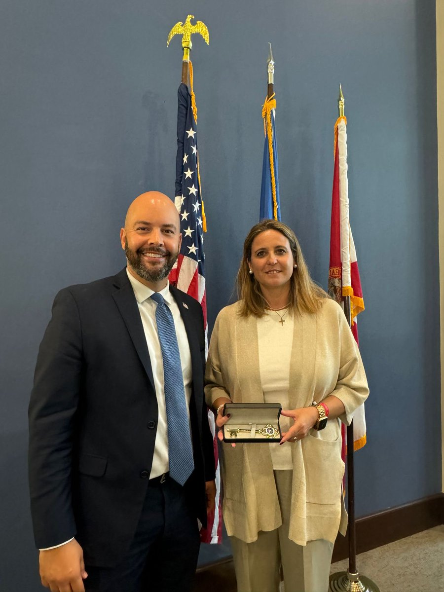 Además de la presentación cultural de #Sevilla en #Miami, tuve el honor de reunirme con Manny Cid, alcalde de #MiamiLakes, quien me entregó la Llave de la Ciudad, un gesto simbólico que refuerza los lazos de amistad y cooperación entre nuestras ciudades 🇪🇸🇺🇸