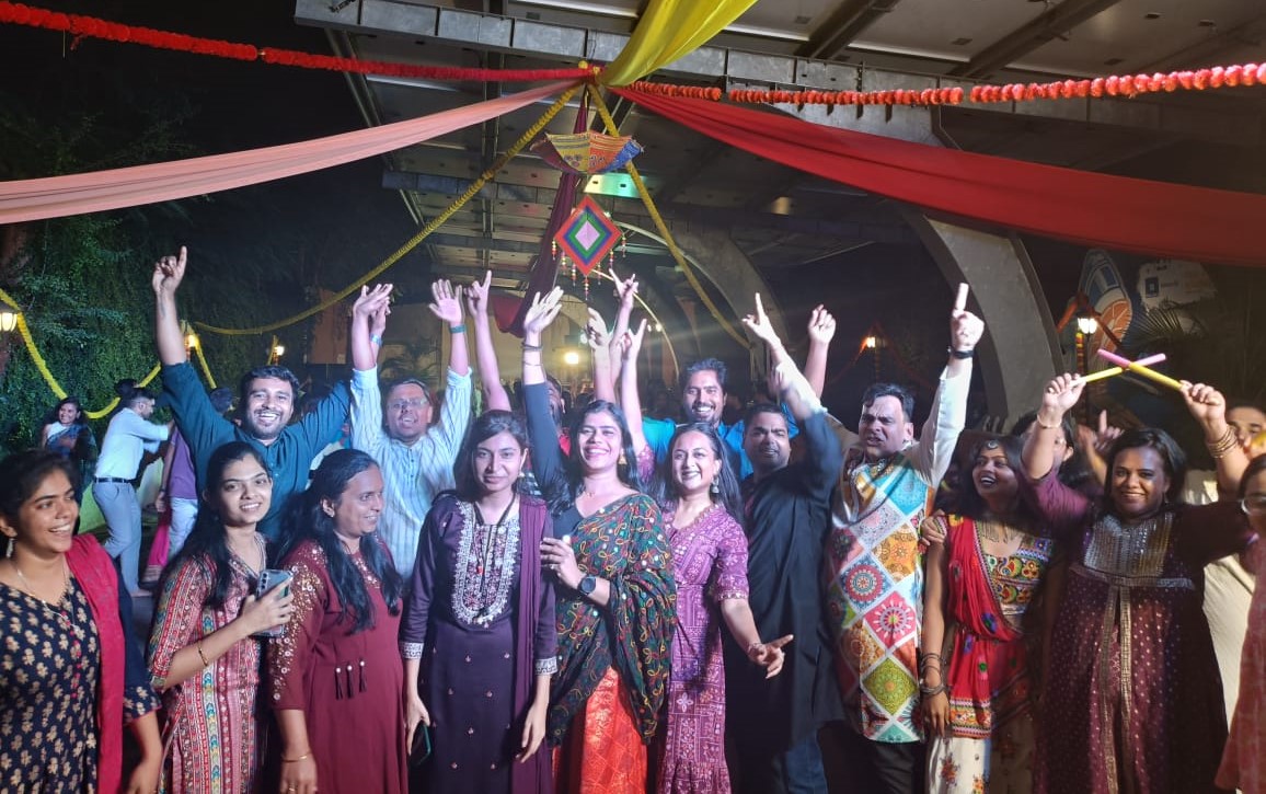 bajajlife_in's tweet photo. The rhythm of dhols, colorful outfits, and endless smiles made it a night to remember. πͺπ
#GarbaatWork #NavratriVibes #BajajAllianzLife #LifeGoalsDone https://t.co/Jgtbh3mqJV