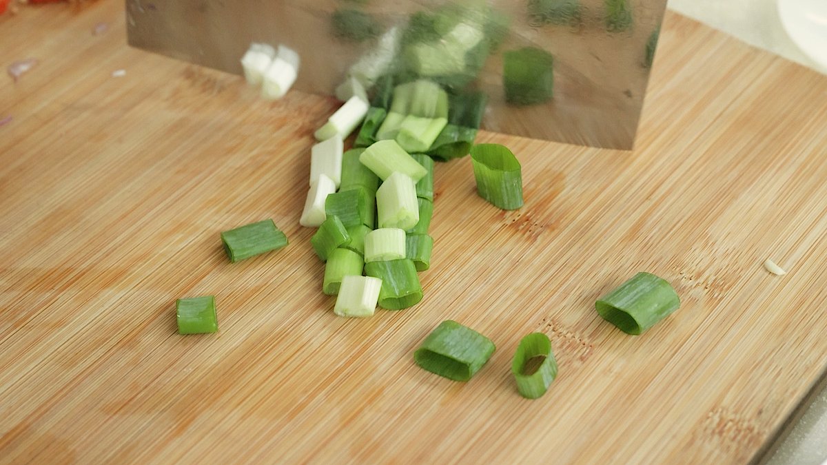 2. Iris cabai rawit, sawi hijau, tomat merah dan daun bawang