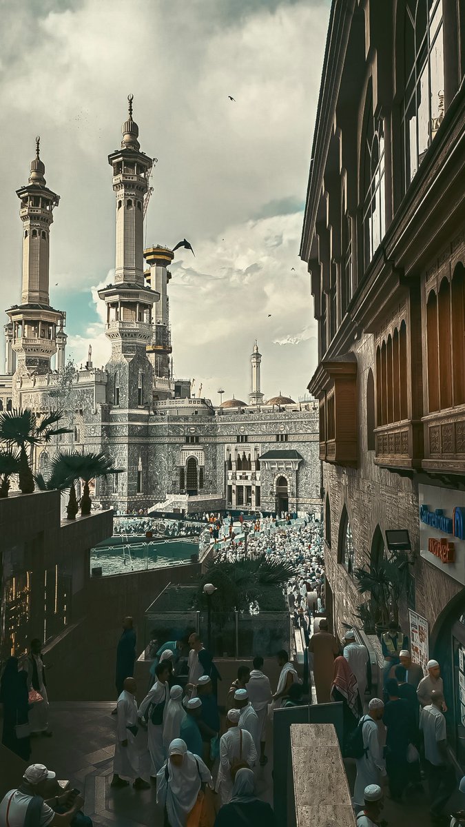 قل لي بربّك هل رأيت كمثلها ؟ حسناء تبقى في الدنا حسناءُ هي مكة تاه القريض بوصفها لا الحِبر ينصِفُها ولا الشعراء ♥️