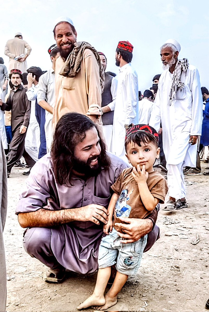 _Qamarullah_'s tweet photo. پشتون قومی جرگے میں ایک ننھے پھول کے ساتھ عکس۔
ننّھا پھول تین دِن تو کیا تین سال بھی بغیر جوتوں کے خیموں میں گزارنے کی ہِمّت رکھتا ہے۔
اِس ننھے پھول نے اپنا حق ادا کردیا۔ اپنے حق کیلئے تین دِن بغیر جوتوں کے اپنے گھر سے دور جرگے کیلئے پُر مشقت خیمے میں گزارے۔ 
#په_خیبر_ننګ_وکړئ https://t.co/ARUv3FnYik
