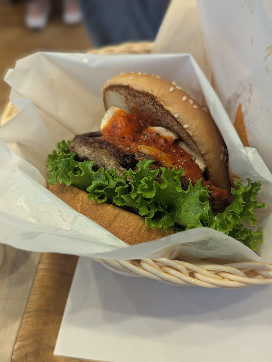 ginyolith's tweet photo. フレッシュネスバーガーのモッツァレラチーズアンチョビトマト、美味しすぎて感動した。期間限定で明日で終わってしまうの悲しい。 https://t.co/v6ee4VBHWf