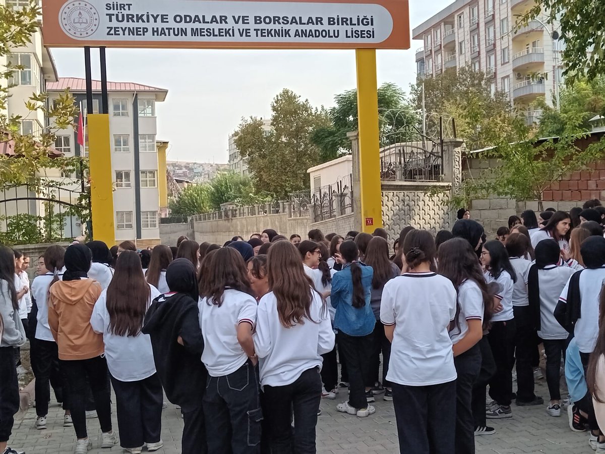 Acil Durum Tatbikatı Başarıyla Gerçekleşti!
Bugün okulumuzda, Afete Hazırlık ve Sivil Savunma Kulübü koordinasyonunda acil durum tatbikatı düzenlendi. 🚨 
Güvende olmak için hazırlıklı olmayı unutmayın! 💪
siirtzeynephatun.meb.k12.tr/icerikler/okul…
<a href="/SiirtValiligi/">Siirt Valiliği</a> <a href="/tcmeb/">Millî Eğitim Bakanlığı</a> <a href="/MemSiirt/">Siirt_Mem</a> <a href="/garipteymur/">Garip Teymur</a>