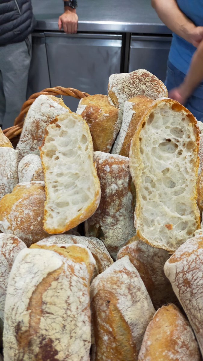 Continuamos en Aproinppa con nuestro curso de Panadería Artesanal con Masa Madre que ha comenzado el 30 de septiembre. Como podéis ver en la imágenes contamos con un grupo muy trabajador y compenetrado. Es un placer contar con alumn@s tan trabajadores y con tan buen ambiente.