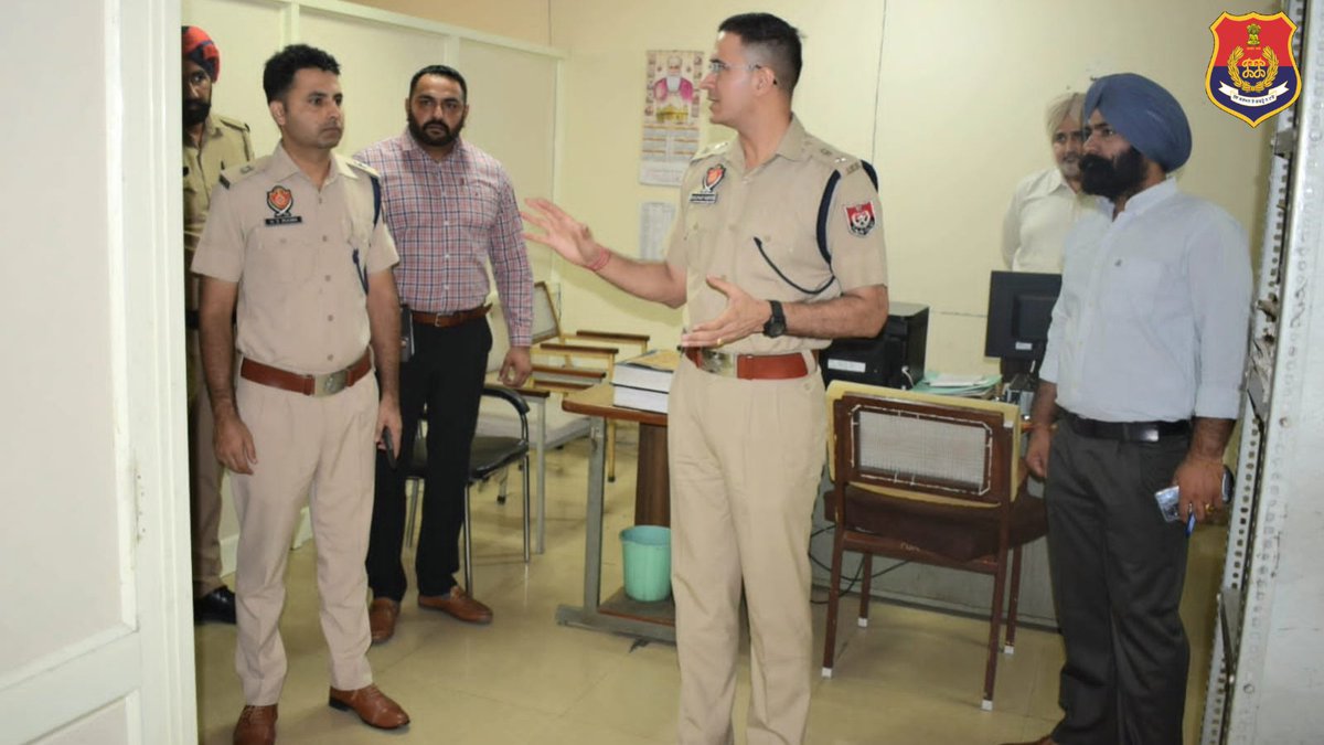 sasnagarpolice's tweet photo. ਅੱਜ ਐਸ.ਐਸ.ਪੀ ਮੋਹਾਲੀ ਵੱਲੋਂ ਕੰਟਰੋਲ ਰੂਮ ਦਫ਼ਤਰ ਦਾ ਦੌਰਾ ਕੀਤਾ ਗਿਆ ਅਤੇ ਵੋਟਾਂ ਦੀ ਡਿਊਟੀਆਂ ਸਬੰਧੀ ਪ੍ਰਬੰਧਾਂ ਦਾ ਜਾਇਜ਼ਾ ਲਿਆ।
Today, SSP Mohali visited the control room office and reviewed the arrangements regarding polling duties.
#SecurityReviews https://t.co/Ycy0lQt95G