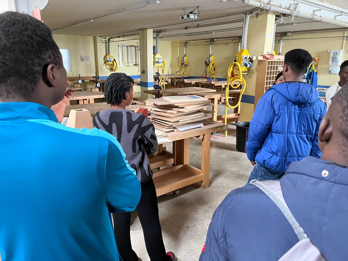 FleMlds's tweet photo. Une entrée en matière efficace avec une première visite des CFA de Livron ! Ces visites permettent d'engager un travail sur le projet professionnel et la langue très motivant ! Merci aux @BTPCFAAuRA @cfacfmda pour leur accueil ! 
#mlds #acgrenoble #auvergnerhonealpes https://t.co/Ncv7Z1Htgl