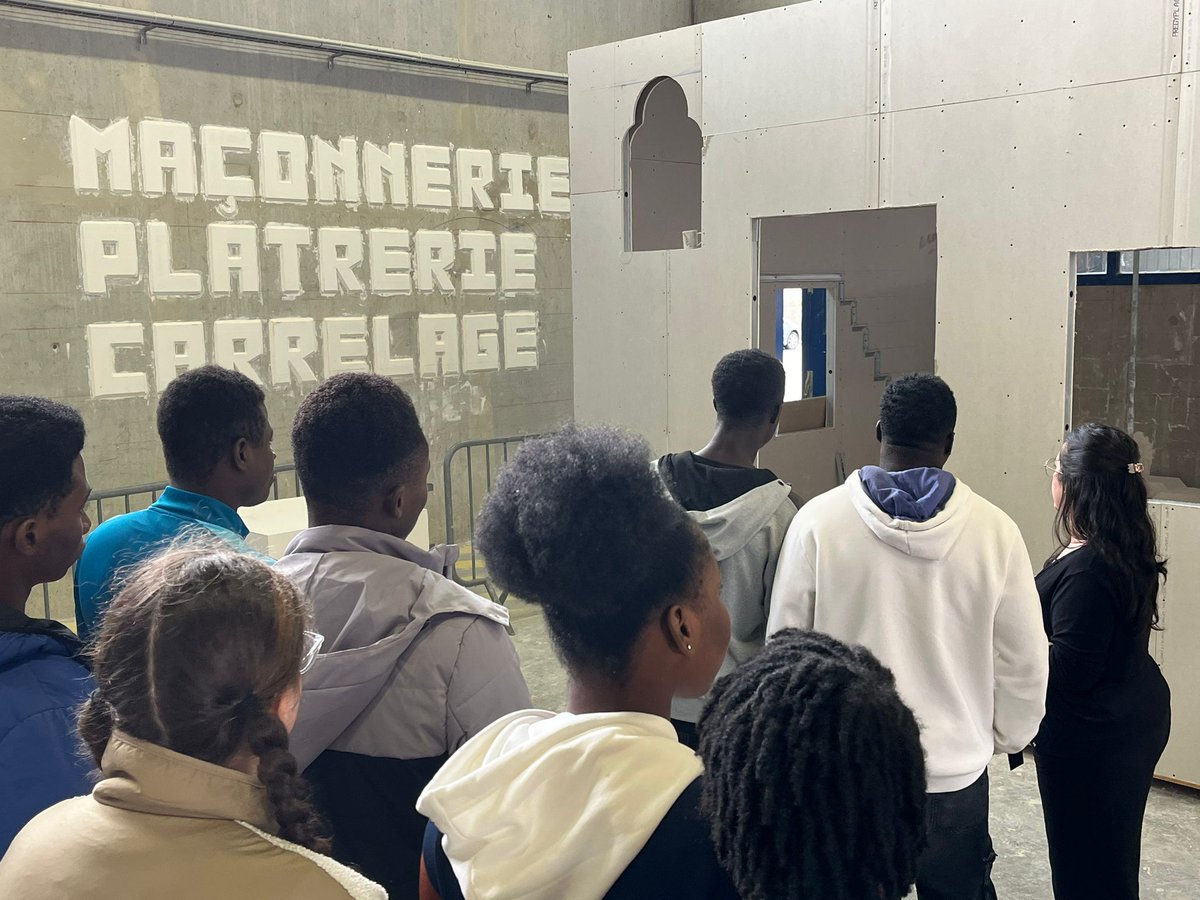 FleMlds's tweet photo. Une entrée en matière efficace avec une première visite des CFA de Livron ! Ces visites permettent d'engager un travail sur le projet professionnel et la langue très motivant ! Merci aux @BTPCFAAuRA @cfacfmda pour leur accueil ! 
#mlds #acgrenoble #auvergnerhonealpes https://t.co/Ncv7Z1Htgl