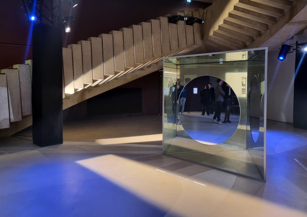 Musée d’art contemporain de Lyon (@maclyon) on Twitter photo 👀 Nos œuvres se déplacent !
Depuis quelques jours, l’<a href="/Auditorium_ONL/">Auditorium-Orchestre national Lyon</a> accueille des œuvres - issues de la collection du macLYON - de Larry Bell, Dan Graham et Seton Smith, pour une exposition intitulée “America”. À découvrir dans l’Atrium de l’Auditorium de Lyon. 👀 Nos œuvres se déplacent !
Depuis quelques jours, l’<a href="/Auditorium_ONL/">Auditorium-Orchestre national Lyon</a> accueille des œuvres - issues de la collection du macLYON - de Larry Bell, Dan Graham et Seton Smith, pour une exposition intitulée “America”. À découvrir dans l’Atrium de l’Auditorium de Lyon.