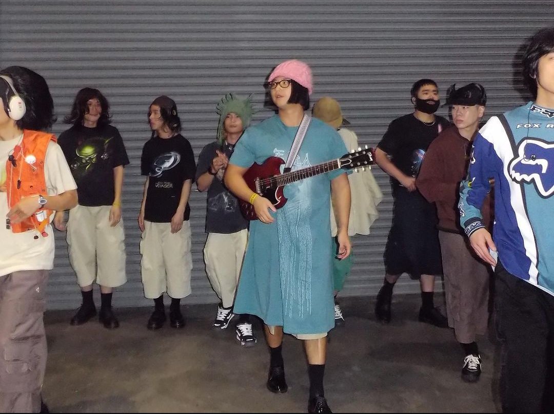 Every comeback may pasabog, kung dati EARINGS fashion ang tita mong HYUNJAE, ngayon DUSTER fashion naman siya with BENNIE 🫶🏻