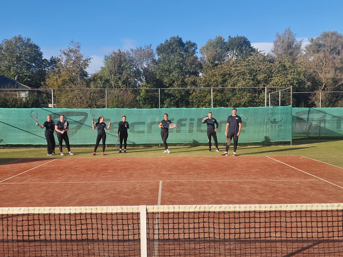 De collega’s vanConnecting Hands hebben een hele geslaagde tennis clinic gehad in Jellum. Activiteit georganiseerd door collega Sjoukje voor Bureau Sport, dankjewel voor dit leuke initiatief😄 We hebben genoten ☀️✨