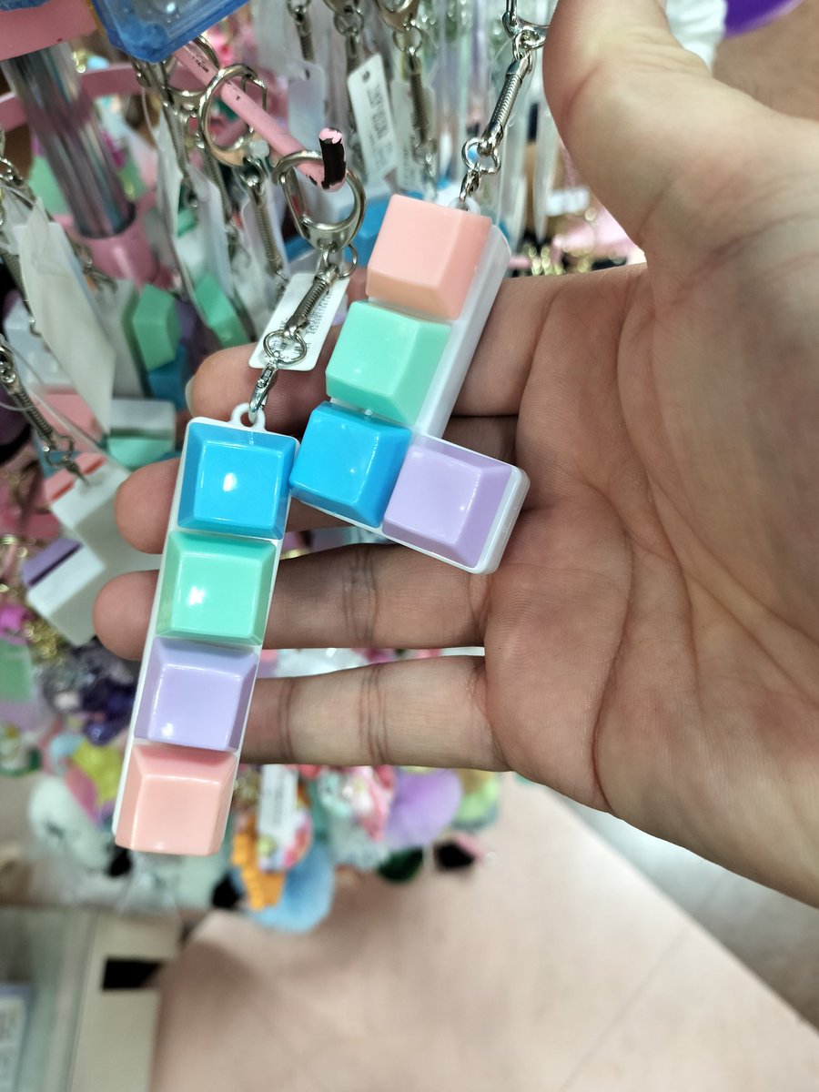 iwamatsu's tweet photo. ファンシーショップにもキーボードブーム？キースイッチも複数あって凝ってる。 https://t.co/Ql5TfVxv9I