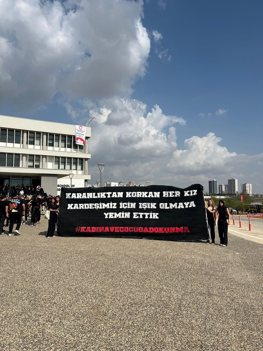 uniads_atu's tweet photo. Ülkemizde yaşanan ve son zamanlarda sayısı artan Kadın ve Çocuk Cinayetleri hakkında farkındalık oluşturmak için okulumuzda toplanıp pankartla yürüyüş yaptık. 

Kadınlarımıza ve çocuklarımıza ses olan bütün arkadaşlarımıza teşekkür ediyoruz. 

#KadınaVeÇocuğaDokunma https://t.co/hNYtqthLiU