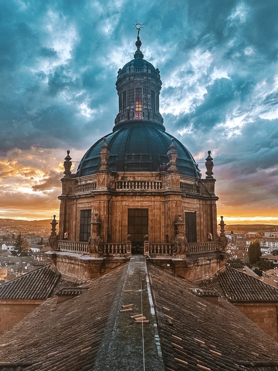 tdsalamanca's tweet photo. Atardeceres de fuego en Scala Coeli, las escaleras al cielo de Salamanca 🔥🔥🔥

#scalacoeli #salamanca #laclerecia https://t.co/6LfKDiu7gr