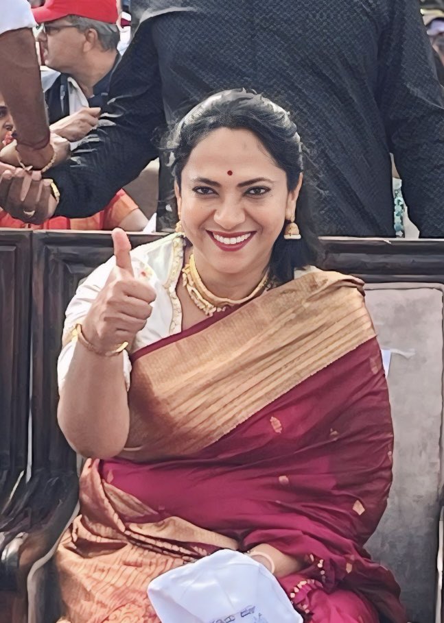 drnagalakshmi_c's tweet photo. ಅರಮನೆಯ ಆವರಣದಲ್ಲಿ ತಾಯಿ ಚಾಮುಂಡೇಶ್ವರಿಯು ಅಂಬಾರಿಯಲ್ಲಿ ವಿರಾಜಮಾನಳಾದ ಕ್ಷಣಗಳನ್ನ ಕಣ್ತುಂಬಿಕೊಂಡ ಪುಣ್ಯದ ಕ್ಷಣ.
#Dussehra2024 #MysoreDussehra #NadaHabba #navaratricelebrations #chamundeshwari #dasaraprocession #KarnatakaPride #Ambari https://t.co/26XU9fvKAb