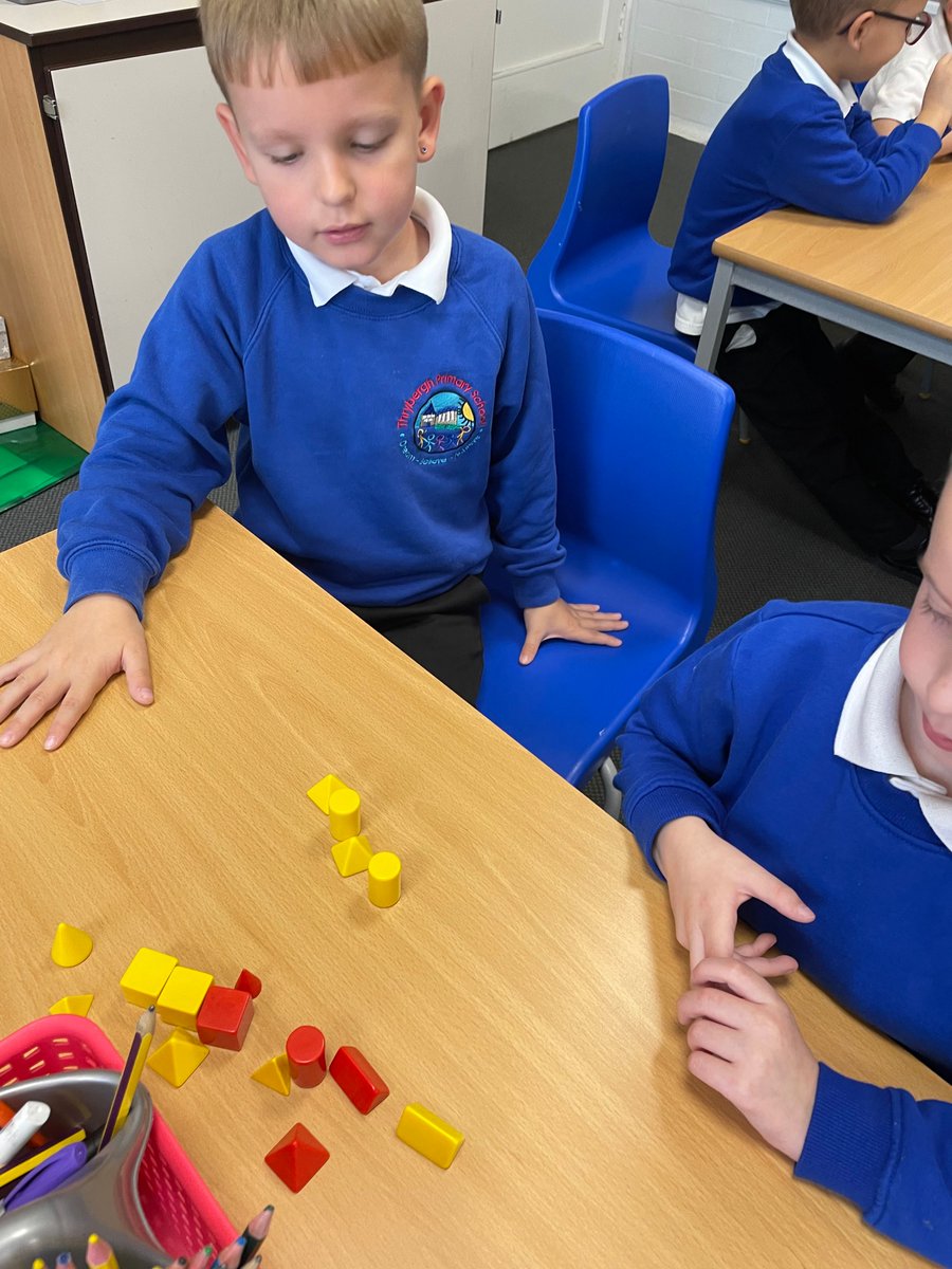 🟦 Year 1 have been working hard on naming, sorting and making patterns with 3D shapes this week! They can name two types of pyramid, and describe the faces of each shape.
 
Great work, well done Y1! 😁👏
 
#WeWorkHard