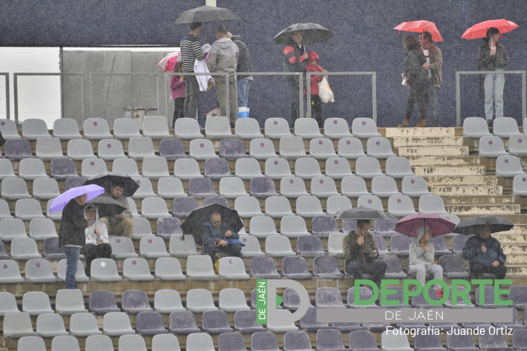 eldeportedejaen's tweet photo. ⚪️💜 Las imágenes de la afición en La Victoria en el triunfo del @RealJaenCF ante el Huétor Vega

📸 Fotos de @JuandeOrBea 

Galería completa⤵️
https://t.co/LxKzZQclL6 https://t.co/gro7CuNvq4