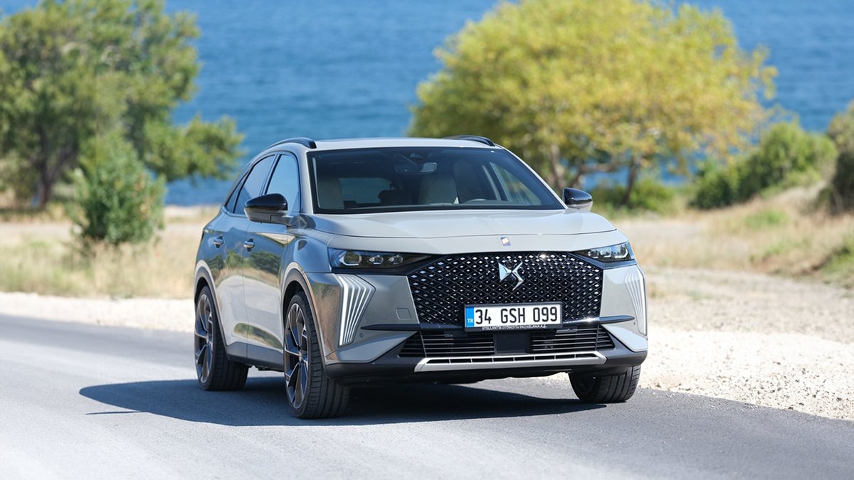 DS_Turkiye's tweet photo. DS 7 E-TENSE 4x4 360, çıktığınız her seyahatte size yoğun güç ve teknolojinin kombinasyonuyla performanslı bir sürüş konforu sunar.

#DS #DSautomobiles #DS7 #ETENSE #DSPerformance #ZarafetiTakipEt https://t.co/uh2XLH9G2X