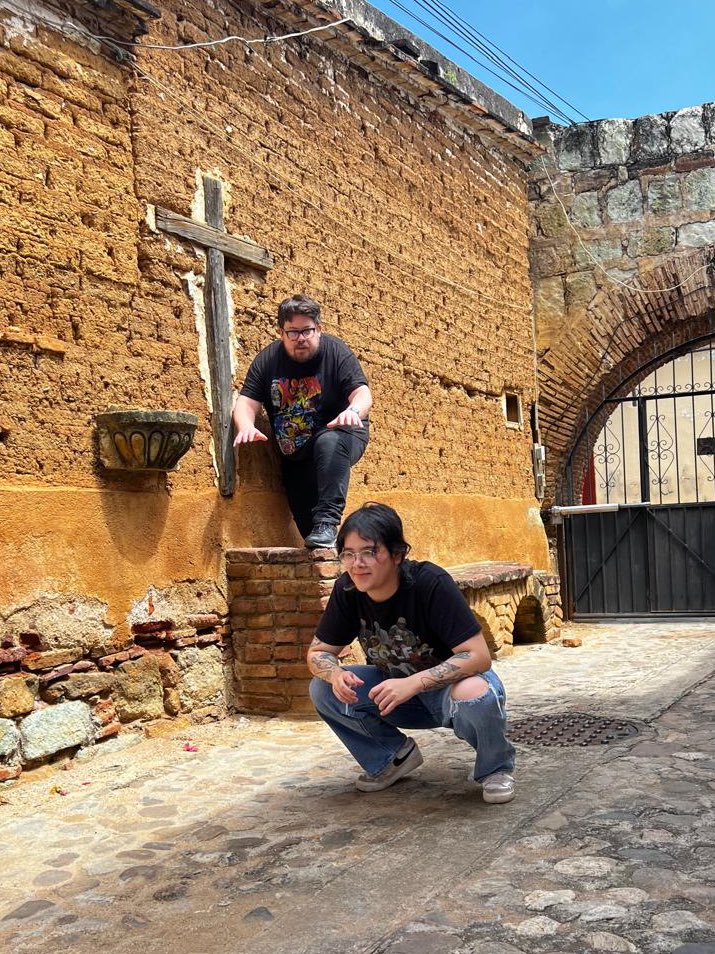 danielmigrania's tweet photo. Mi novia y yo encontramos en Oaxaca el lugar donde Nacho Libre conoce a Esqueleto y ahora veo muy difícil que algún día tengamos fotos juntos mejores que estas. https://t.co/klzgrfz25K