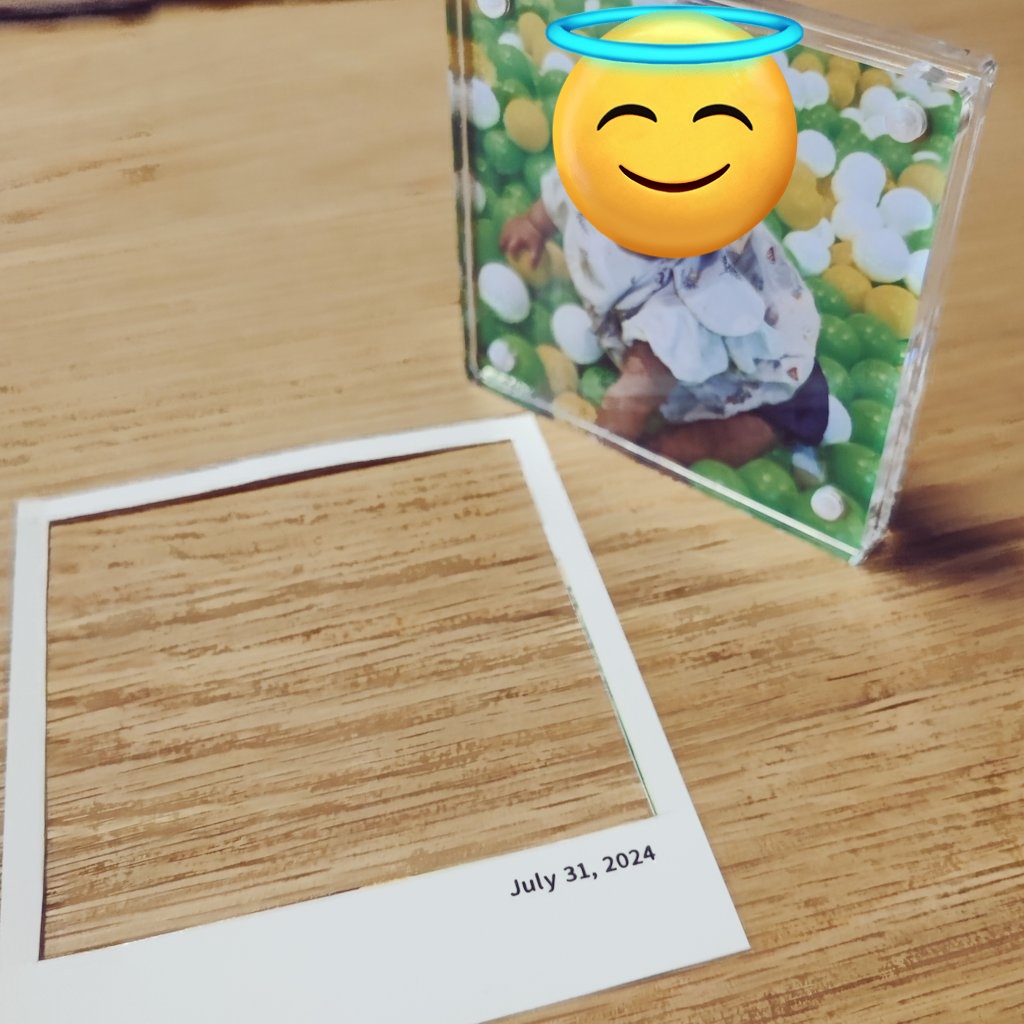 a_0ax's tweet photo. seriaで売ってたアクリルフレームスタンド、みてねオリジナルプリントの写真部分が𝐉𝐔𝐒𝐓 𝐅𝐈𝐓、してしまうから推し活、捗る……🥹 https://t.co/ePh4UK3wTO