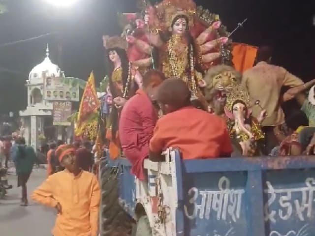 NewsAlgebraIND's tweet photo. BIG BREAKING NEWS 🚨 Entire Village in Bahraich participates in the funeral of Ramgopal who was sh0t dead during Maa Durga Idol immersion yesterday.

More than 30 detained so far. CCTV Footage near Mosque being checked.

CM Yogi Adityanath has ordered strictest ever action.

Heavy Police deployment. FIR has been registered against Abdul Hamid, Faheem, Sahir Khan, Maroof Ali, Sarfaraz & others.