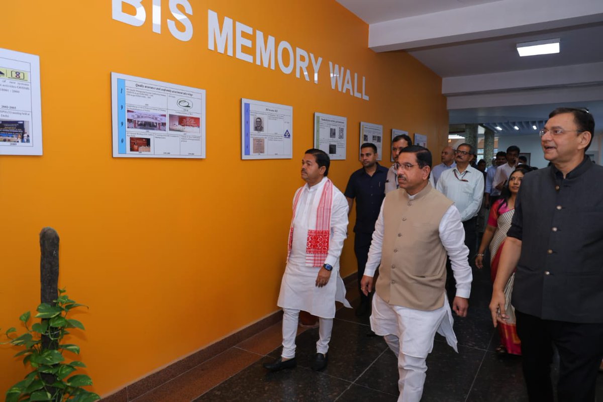 IndianStandards's tweet photo. Hon'ble Union Minister @JoshiPralhad presents an inspiring address at the #WorldStandardsDay celebration.
He highlighted India's commitment to sustainable development through robust standards in consumer affairs, food distribution, & renewable energy.
#SpotlightonSDG9 #WSD24 https://t.co/JeoEm6mENJ