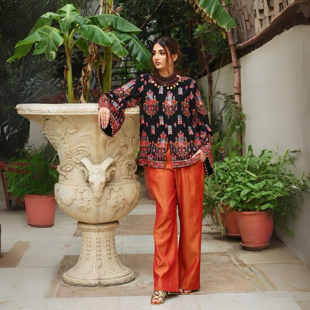 Transform your style with a stunning short #kurta. Perfectly paired with tailored #trousers, this look balances traditional elegance &amp; modern chic.

WhatsApp: +447807751166 
Email: sale@onitaa.co.uk
#womenswear #festivewear #festivecollection #festiveseason  #fashion #usa #canada